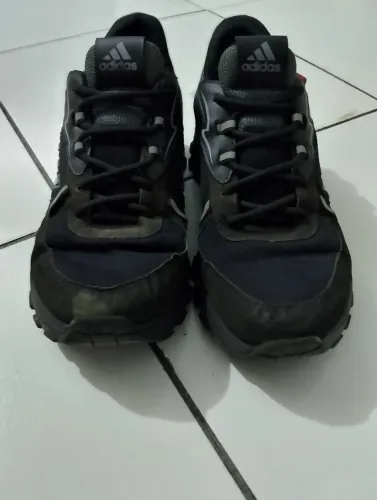 Tênis Adidas tamanho 42