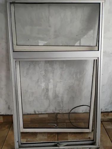  2 Janelas de alumínio 1,49 por 90 cm