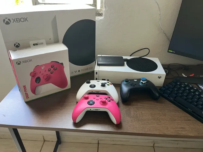 Xbox Series S Muito Novo(Controle original , Cooler e caixas)