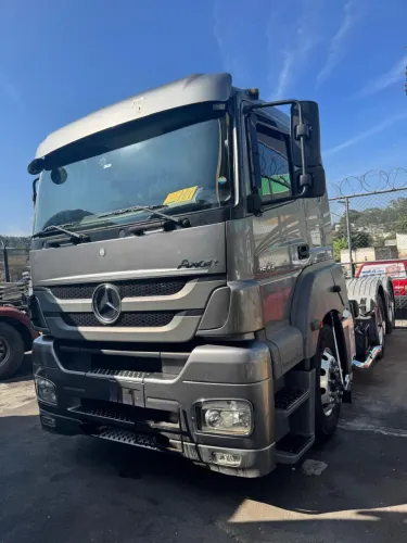 Caminhão Mercedes Axor 2544 6x2 2018 Seminovo