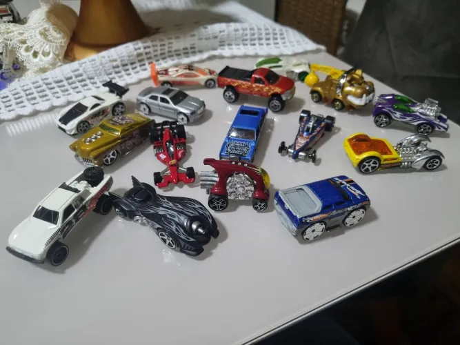 Lote Hot Wheels Variados (16 Miniaturas Usadas)