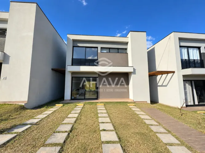 Casa nova com 3 quartos em condomínio - Bairro Trevo