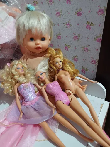 Lote de bonecas barbies e bebê 