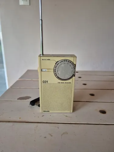 Radio portátil antigo Philips. Anos 80.