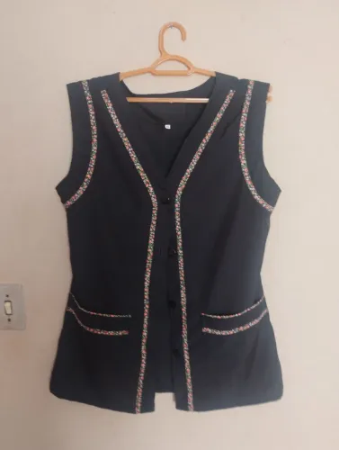 Jaleco Feminino. Artesanal Preto com Padrão floral. Tamanho G. NOVO. NUNCA USADO.