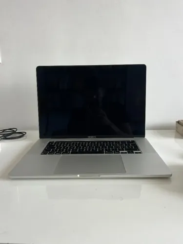 MacBook Pro 2019 15.4" com defeito, tela A1990