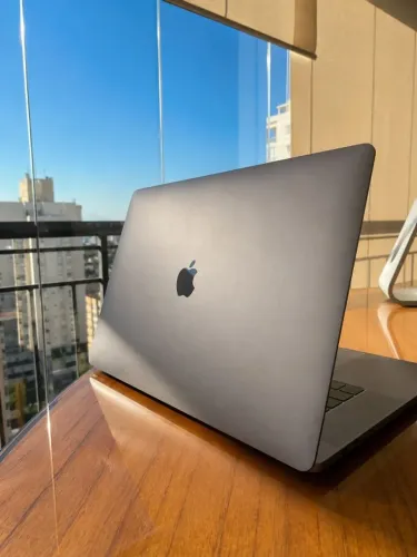 MacBook Pro 15 2016 Touch Bar i7 16GB SSD 256GB revisado com carregador