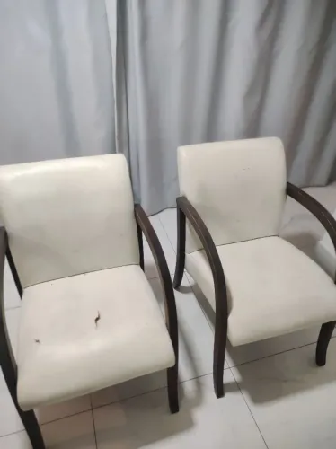 Vendo 2 Poltronas de couro branco com pés em madeira
