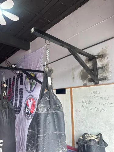 Suporte de parede para saco de pancada