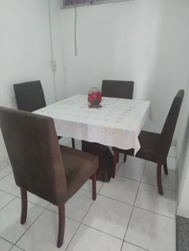 Mesa tampo de vidro com quatro cadeiras