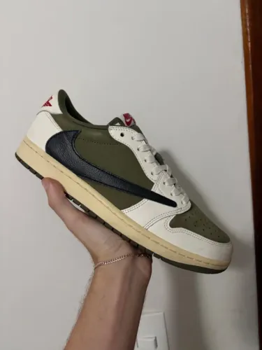 Tênis Travis Scott x Air Jordan 1 Low OG SP Medium Olive - 42 - Usado
