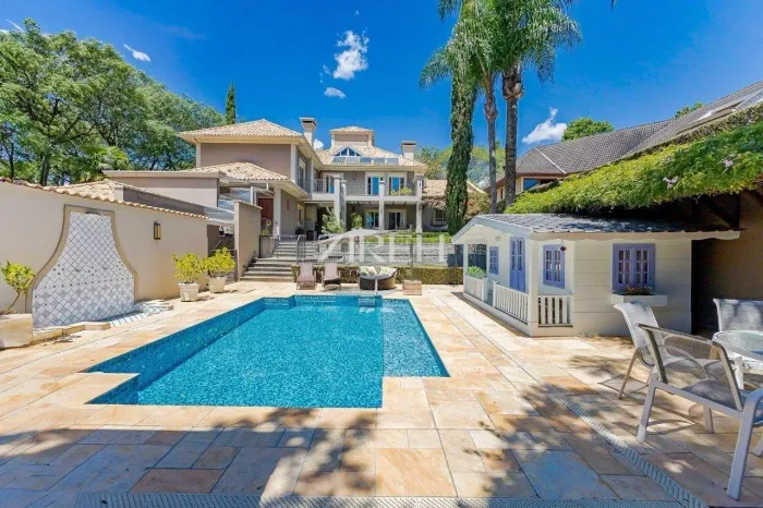 CASA À VENDA COM 4 QUARTOS E PISCINA NO JARDIM COROADOS