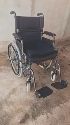 Cadeira de Rodas com Almofada (Pouco uso e em excelente estado)