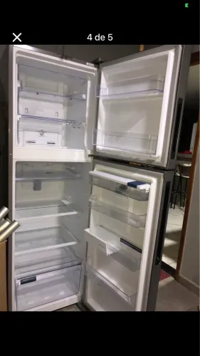 Vendo geladeira seminova pouquinho tempo de uso tirada da csa novinha, sem marcas de uso
