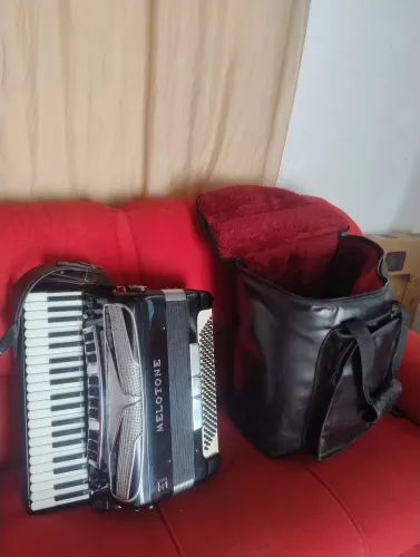 Acordeon italiana 120 baixos com simulado de cassoto