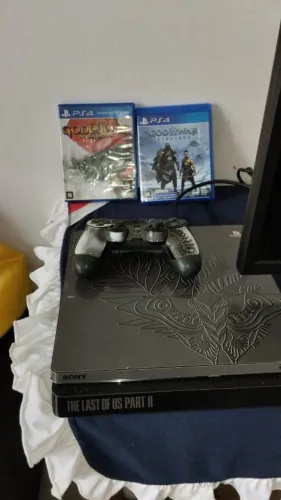 Vendo um PS4 SLIM com Dois jogos God of war Ragnarok e god of war 3 acompanha um controle