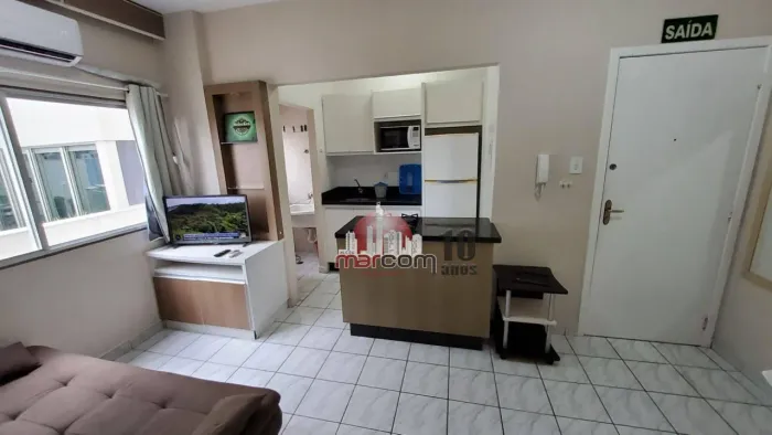 Apartamento com 1 dormitório para alugar, 50 m² por R$ 3.216,61/ano - 1 Quadra do Mar - Ba