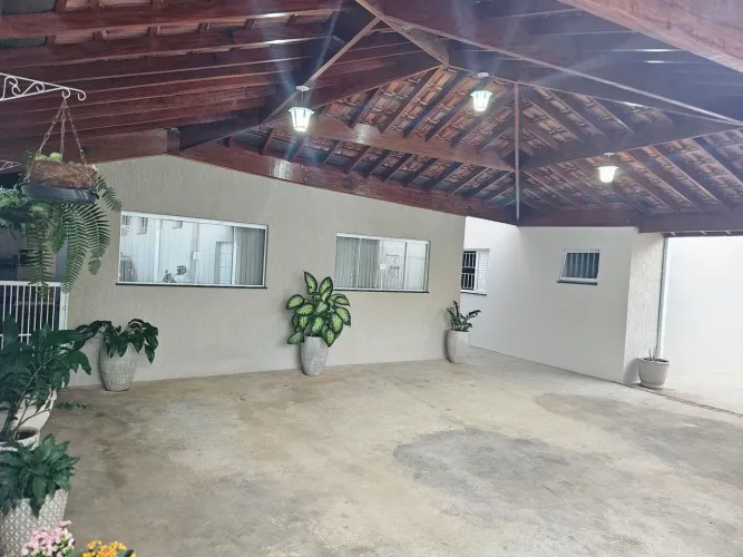Casa Recém Construída com um Excelente Salão Comércial...