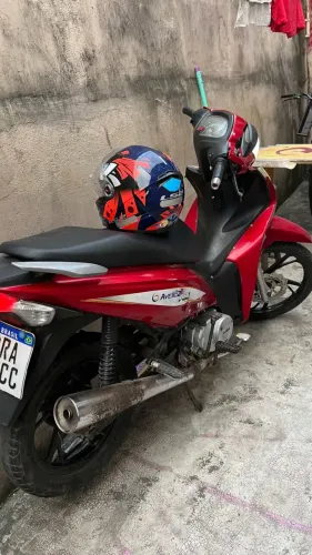 Moto em ótimo estado vem com as propostas