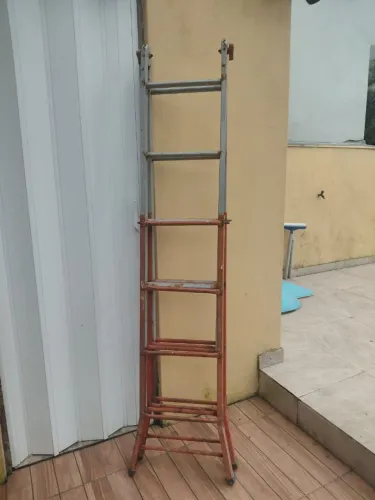 Escada regulável de aço carbono