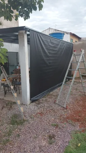 Toldo retrátil preto completo