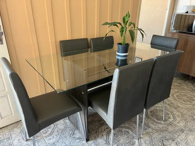 Vendo mesa de jantar 6 lugares de vidro