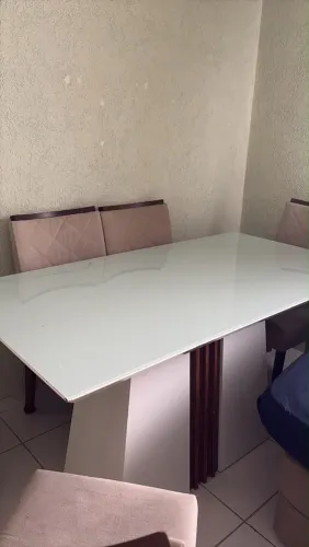 Mesa de vidro com cadeiras