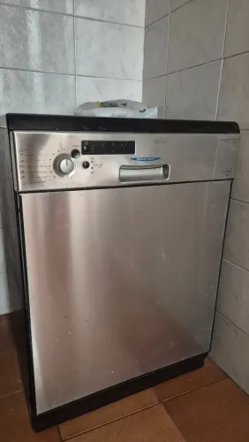 Máquina de lavar louças em bom estado