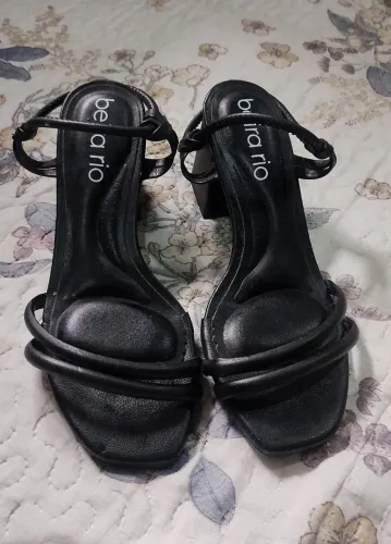 Vende-se esse saltinho/Preto