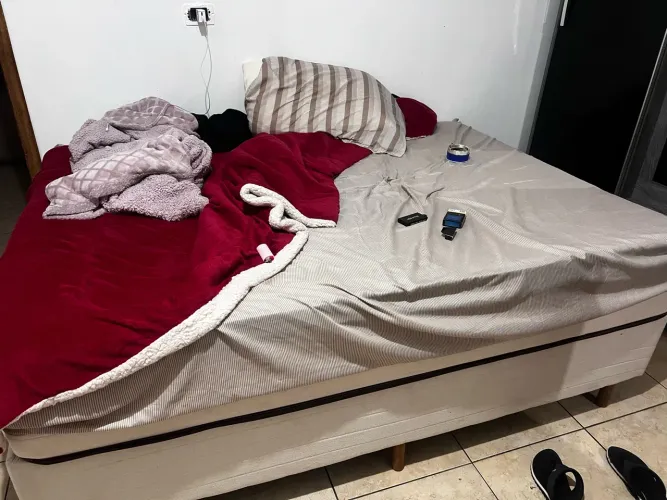 Cama box de casal, sem marca de uso toda limpa e nova.