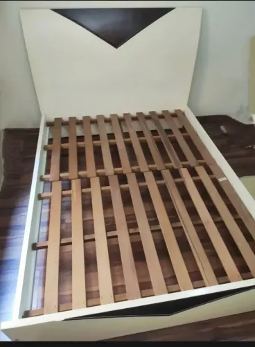 Cama Casal de madeira Firme E Em Ótimo Estado pode ser desmontada.