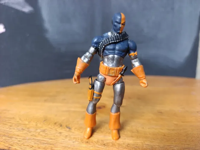 BONECO DEATHSTROKE DC UNIVERSE INFINITE HEROS 75th OF SUPER POWERS. RARIDADE LOOSE.