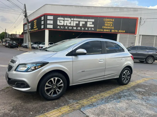 Chevrolet Onix Hatch LTZ 1.4 8V Flex Power Aut. 4P 2015