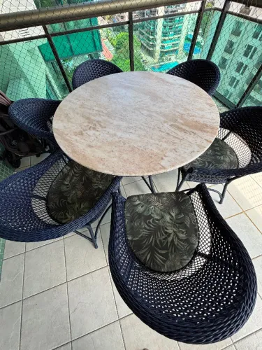 Jogo de varanda gourmet (mesa de mármore com 6 cadeiras em fibra sintética)