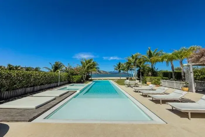 Casa à Venda com 6 Quartos, 8 Banheiros, 3 Vagas e 1.100m² em Urucurituba/AM