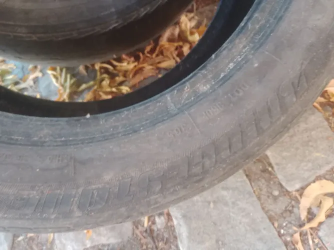 Quatro pneus Bridgestone 205/55/16 em perfeito as condições de uso excelente para sedan
