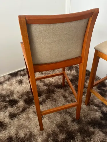 Cadeira Fabricada em madeira ,um acabamento em tom amêndoa