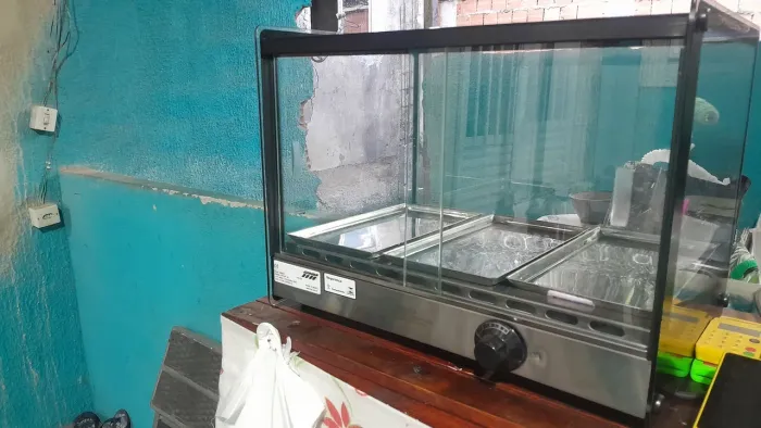 Vendo uma estufa vitrine para salgados quadrada