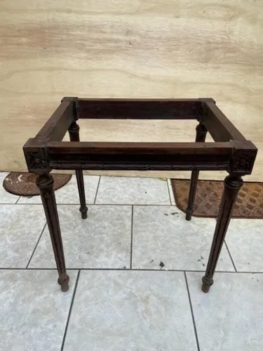 Mesa Lateral Estilo Luis Xvi Em Jacarandá