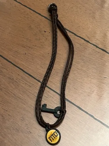 Colar em couro usado Abercrombie e fitch cordão raro 1892