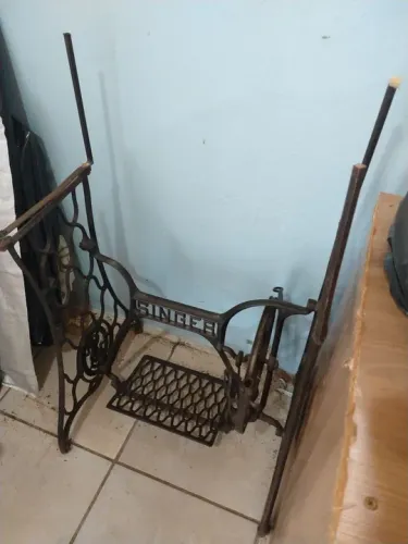 Base de Máquina de Costura Singer Antiga