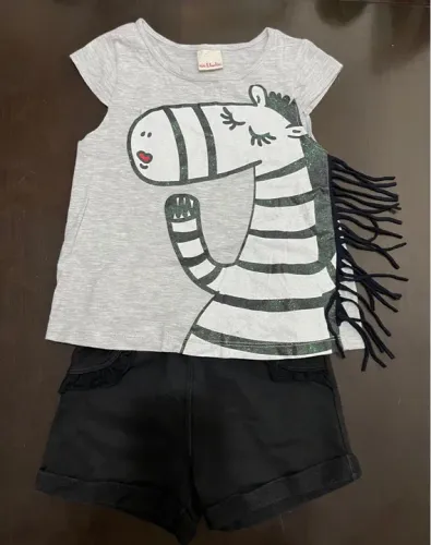 Conjunto Blusa Zebra + Shorts Preto - Tamanho 4