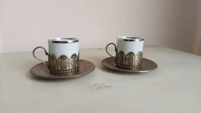 Xícaras e Pires de Porcelana com detalhes em prata