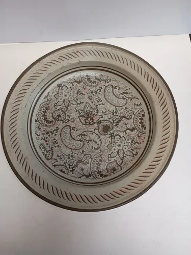 Prato de metal antigo rico em detalhes 26 cm de diâmetro
