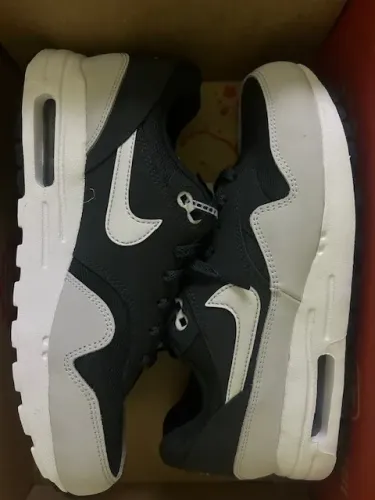 tenis nike air - preto com detalhes em branco