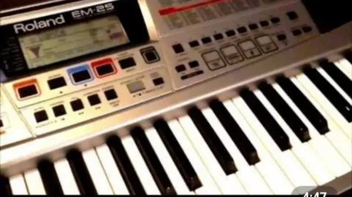 Teclado Roland EM-25 relíquia em destaque e teclas sensitivas