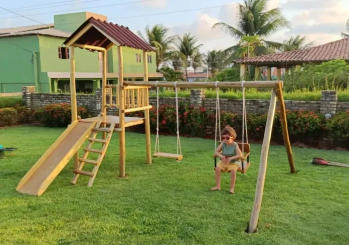 Playground infantil completo com escorregador, balanço e escalada