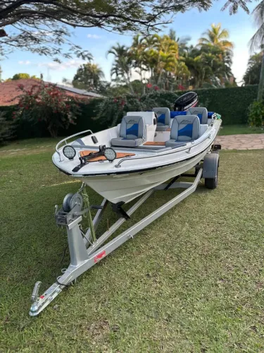Lancha com motor novo
