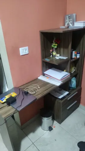 Escrivaninha com duas gavetas+ estante com duas portas