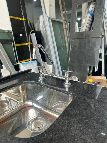 Pia de cozinha preta